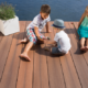 Image de deux enfant sur une terrasse - Bois Expo