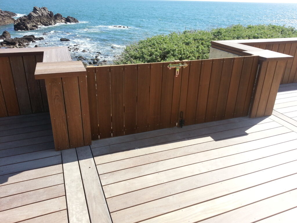 Barrière en bois avec vue sur mer