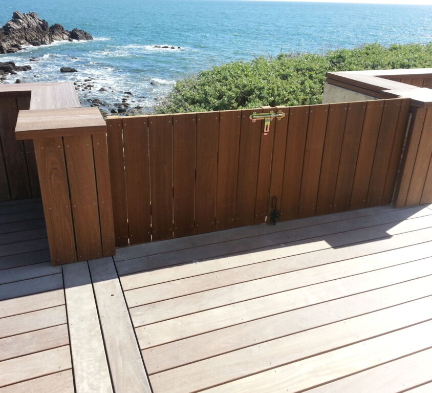 Barrière en bois avec vue sur mer