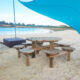 Table de pique-nique en bois sur plage.