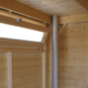 Intérieur d'une cabane en bois avec fenêtre.