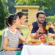 Amis célébrant un repas en plein air joyeux