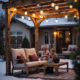 Enfants sous pergola, neige, maison éclairée.