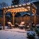 Pergola illuminée avec neige