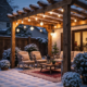 Terrasse enneigée avec lumières suspendues