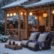 Terrasse hivernale avec fauteuils et guirlandes lumineuses.