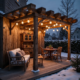 Terrasse lumineuse en bois sous pergola enneigée