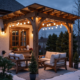 Pergola éclairée avec mobilier extérieur, en hiver.