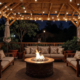 Terrasse en bois avec lumières et feu.