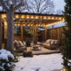 Terrasse en bois sous pergola, neige et lumières.