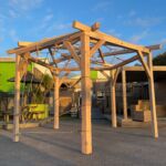 Pergola en bois avec corde dans un jardin