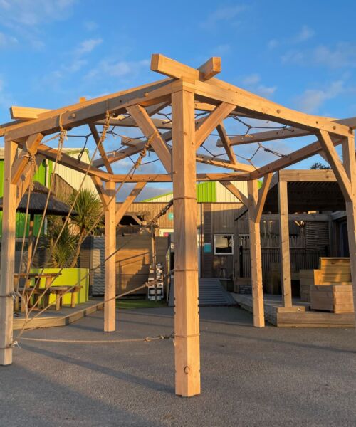 Pergola en bois avec corde dans un jardin