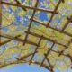 Pergola en bois avec fleurs et ciel bleu.