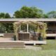 Maison moderne avec terrasse en bois.